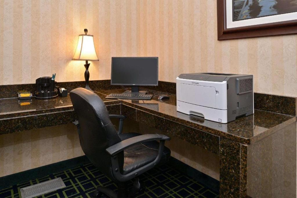 Quality Inn & Suites Jefferson City Exteriör bild