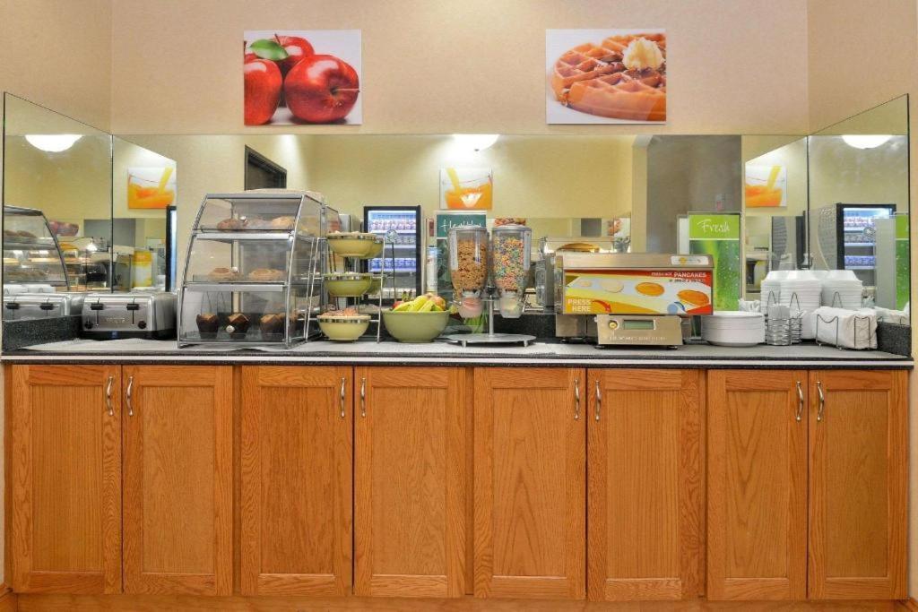 Quality Inn & Suites Jefferson City Exteriör bild