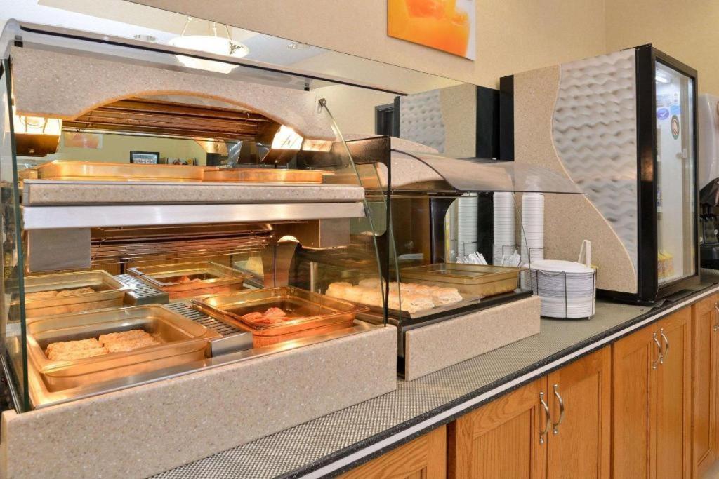 Quality Inn & Suites Jefferson City Exteriör bild