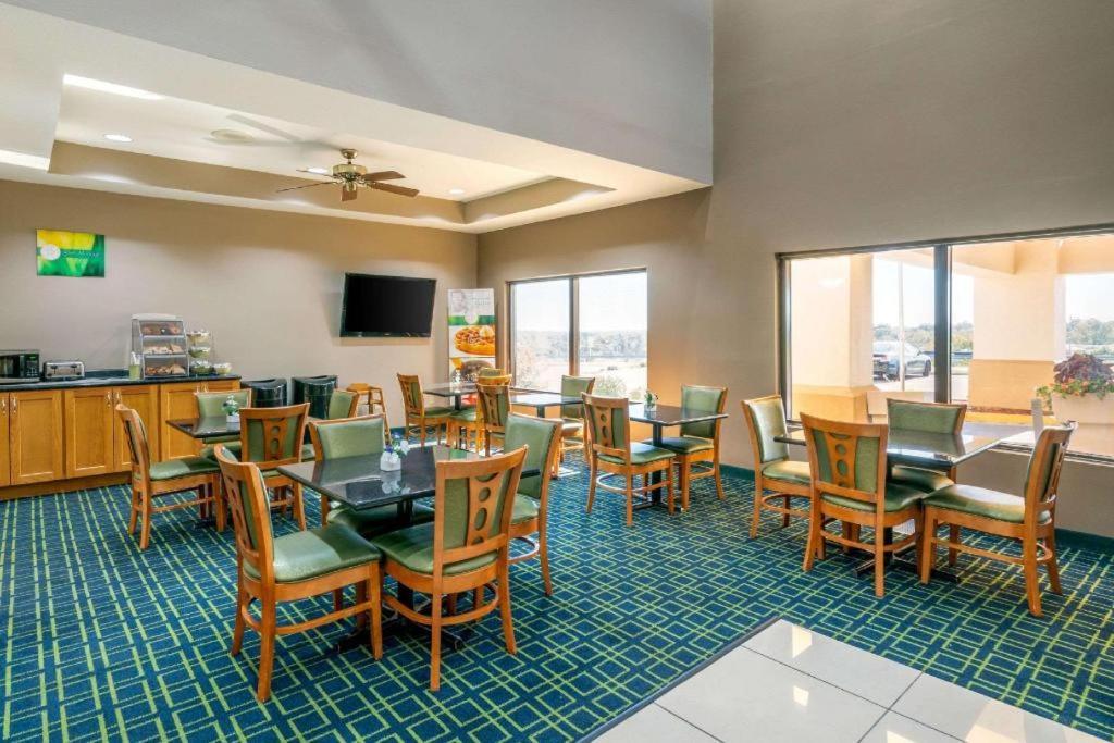 Quality Inn & Suites Jefferson City Exteriör bild