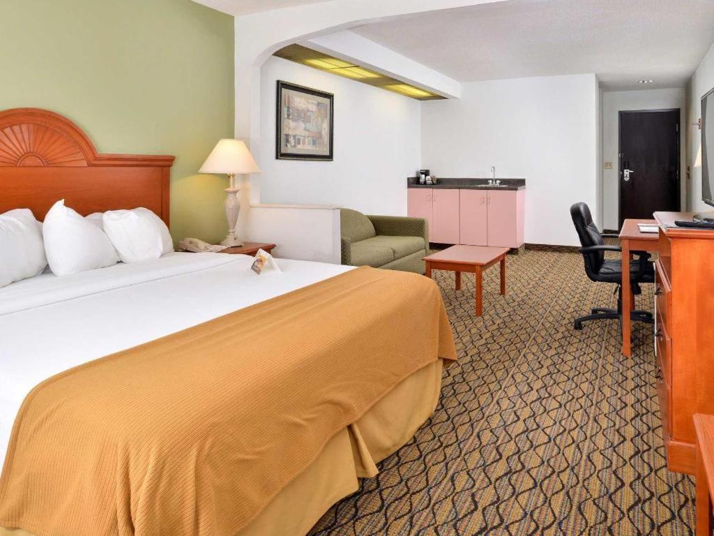 Quality Inn & Suites Jefferson City Exteriör bild