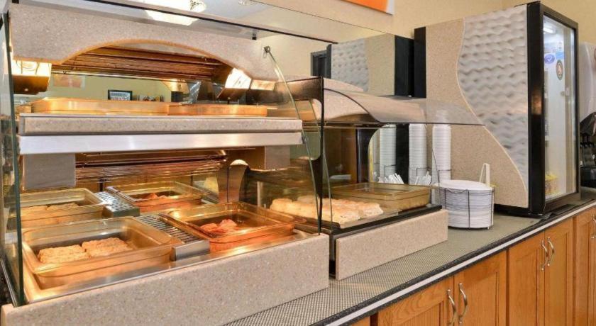 Quality Inn & Suites Jefferson City Exteriör bild