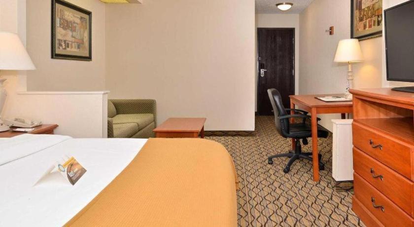 Quality Inn & Suites Jefferson City Exteriör bild