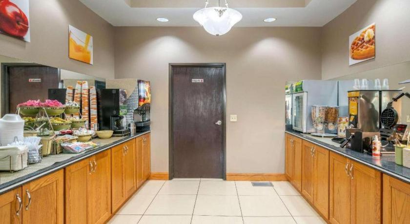 Quality Inn & Suites Jefferson City Exteriör bild