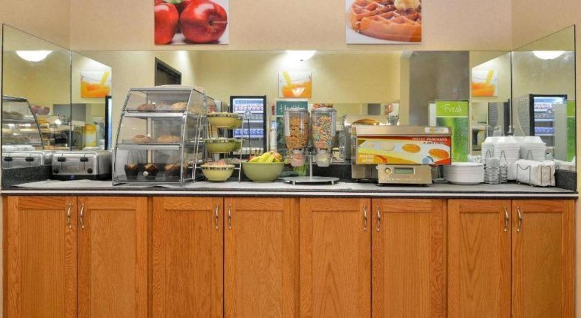 Quality Inn & Suites Jefferson City Exteriör bild